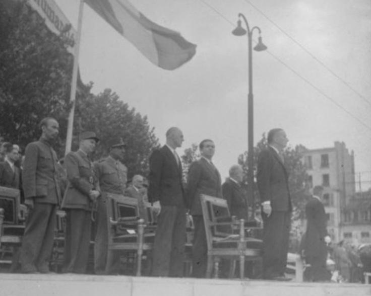 Paris, 14 juillet 1946. Ho Chi Minh (à gauche) est dans la tribune d’honneur.