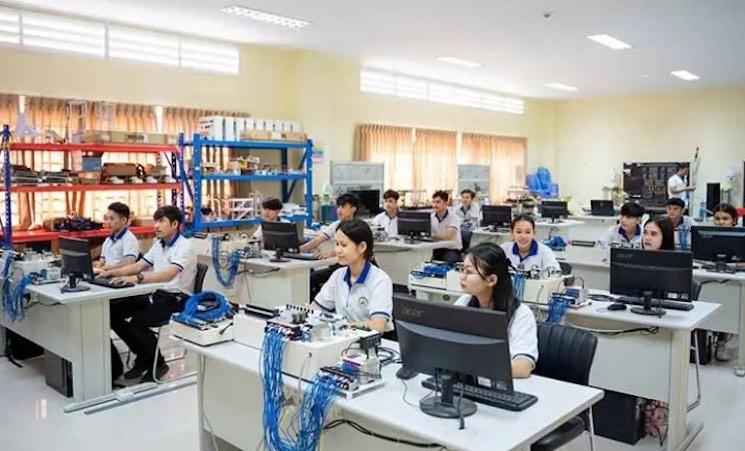 Pas assez de Cambodgiennes dans les filières scientifiques