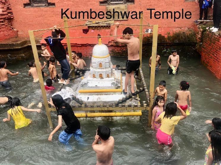 Bain au temple Kumbeshwar à Patan pour le festival du cordon sacré