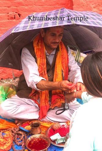 Raksha Bandhan à Patan, un homme attache un rakhi au poignet d'une femme