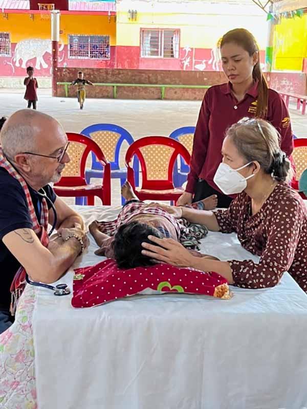Patrick Jouhaud et Sotikun Sin au centre M’Lop Tapang de Sihanouk ville