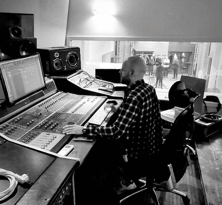 L'artiste Paul Lecomte sur sa console