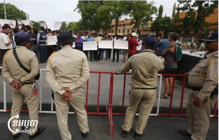 La police érige des barricades devant la Cour suprême en prévision d'une décision concernant le pourvoi formé par Rong Chhun contre sa condamnation pour incitation à la révolte. Phnom Penh, le 19 juin 2026. (CamboJA/Pring Samrang)