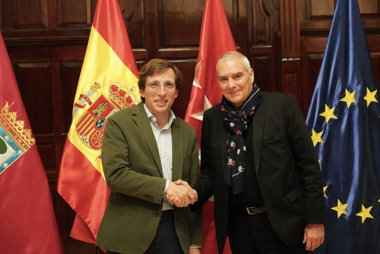 Dominique Perrault et le maire de Madrid se serrent la main