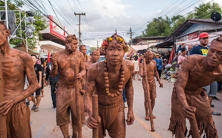 Defile de gens couverts de boue symbolisant la fertilite pour une meilleure recolte lors du festival du Phi Ta Khon dans la province de Loei en Thailande