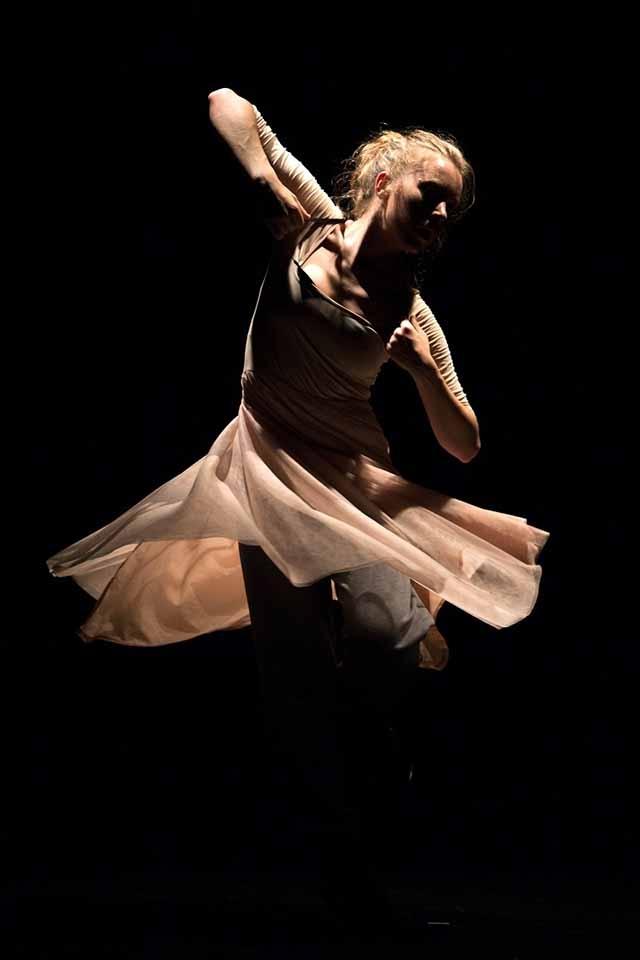 La danseuse française Leila Ka est photographiée lors de sa prestation. Photo : Yoann Bohac