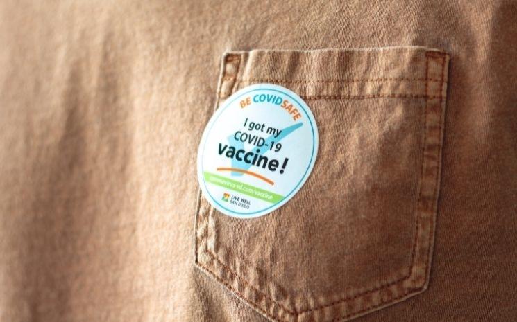Personne ayant été se faire vacciner contre le COVID-19 et ayant reçu un autocollant