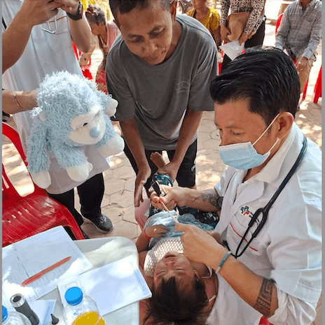 Dans le cœur des bénévoles : les missions médicales d'urgence de Mona Tep