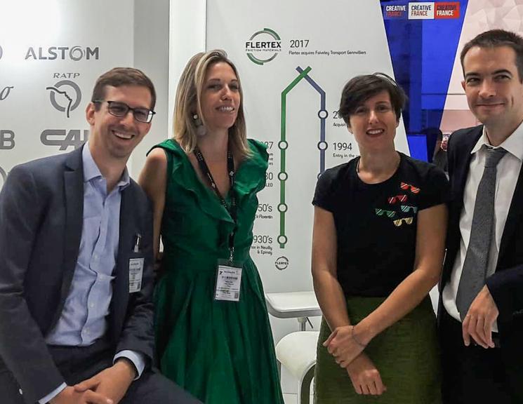 Portrait de Shirley avec trois autres personnes lors d'un événement