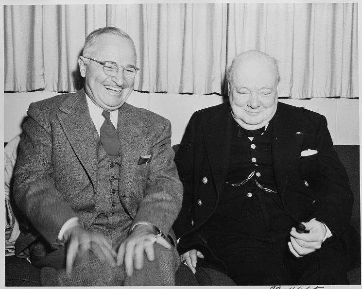 Wiston Churchill et le président Truman rient ensemble
