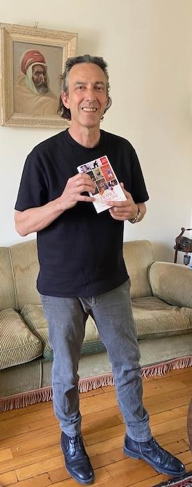 L'auteur, Pierre Berlan, avec son dictionnaire.