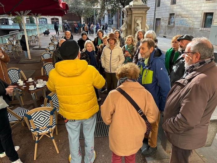 Pierre Lunel devant le groupe de Barcelone Accueil