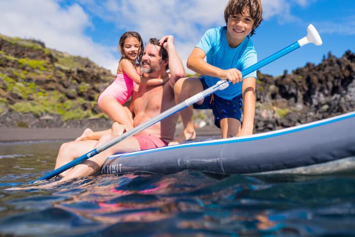 une famille fait du kayak aux Canaries