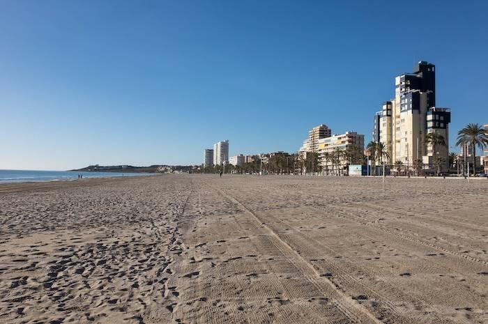 une étendue de sable blanc sur la plage de San Juan à Alicante
