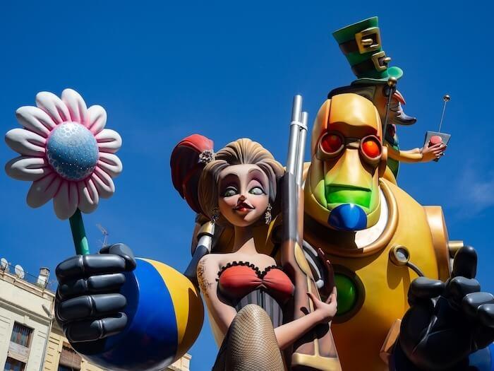 Ninot représentant un robot humanoïde géant avec une fleur dans sa main