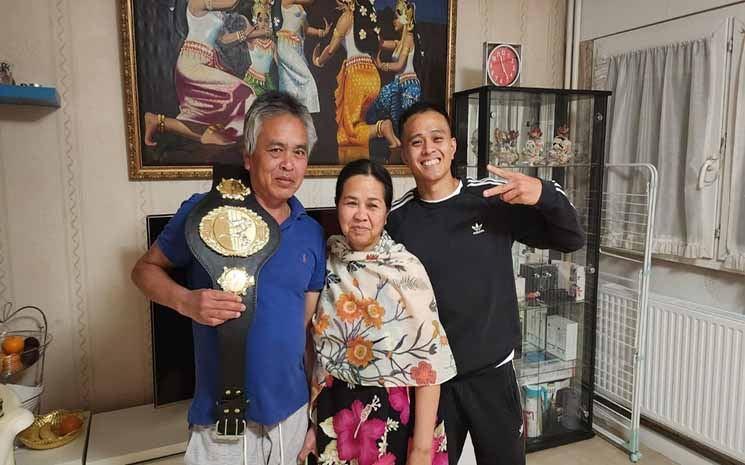 Po Sunny entouré de ses parents, tous deux cambodgiens.
