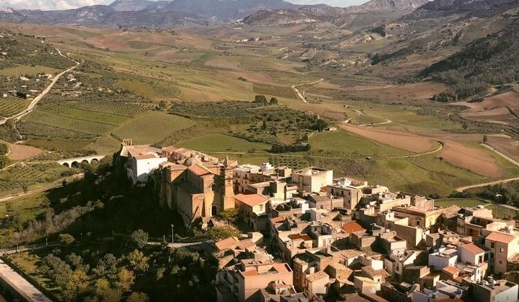 Point de vue sur le village de Sambuca en Sicile
