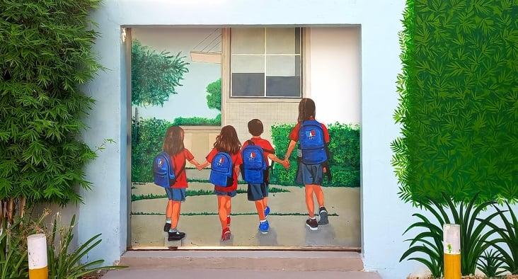 Nouvelle décoration du portail de l' École Française Internationale de Phnom Penh