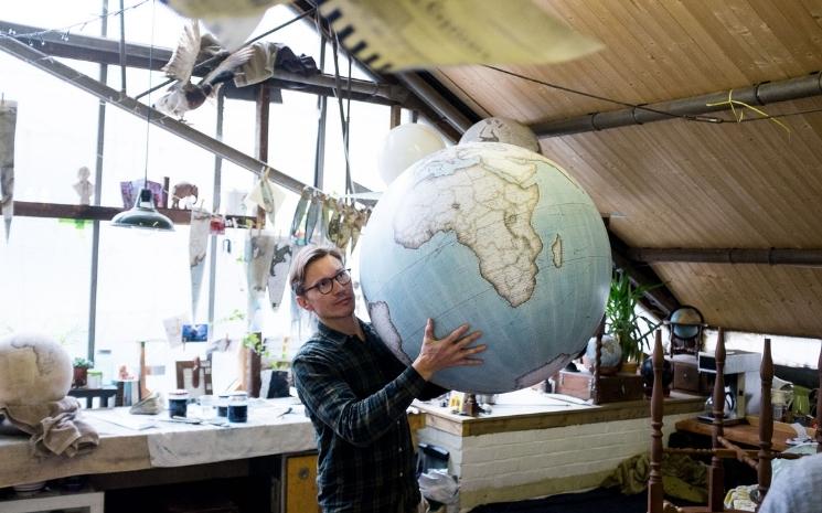 Portrait_Credit_Photographer_Sebastian-Boettcher_Bellerby-and-co_Globemakers_Subject_Peter_Large_Globe