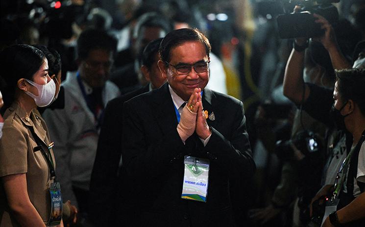 Le Premier ministre thailandais Prayuth Chanocha entre dans un meeting politique en vue des elections
