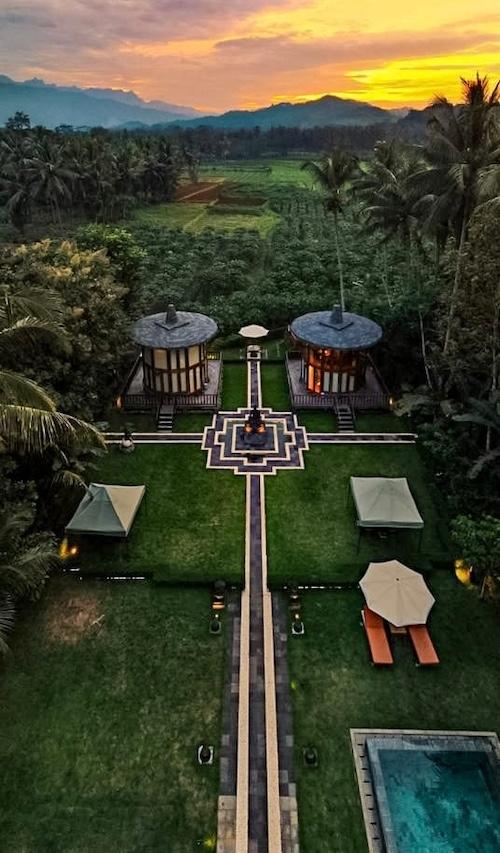 Les deux premiers stupas, Le Temple