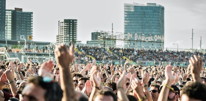 des milliers de gens pendant un concert de primavera sound