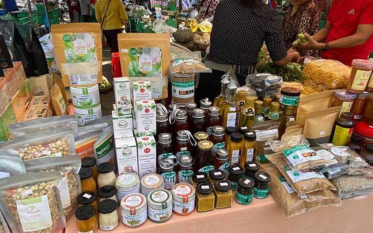 Les produits vendus au marché biologique comprennent des produits frais, des conserves locales et des produits emballés.