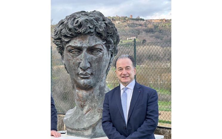 Professeur Hakim et son buste du David de Michel-Ange (musée Madonna Del Parto de Monterchi, Italie).jpg