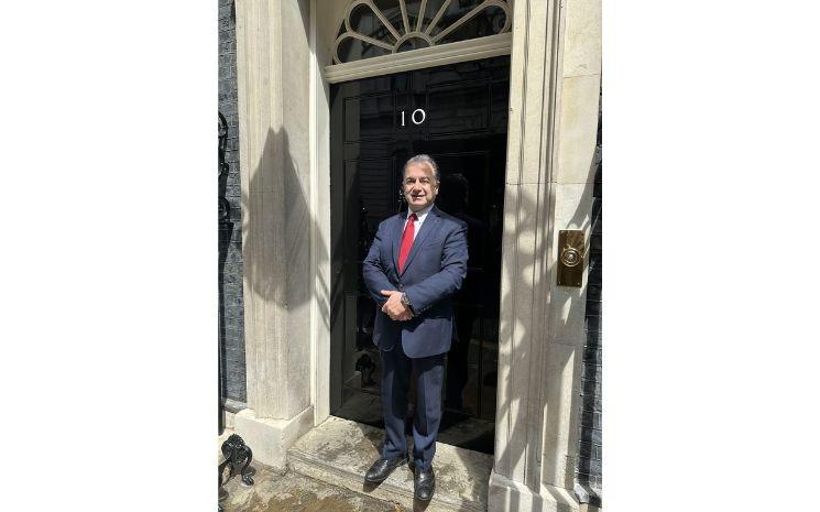Professeur Nadey Hakim devant le 10 Downing Street