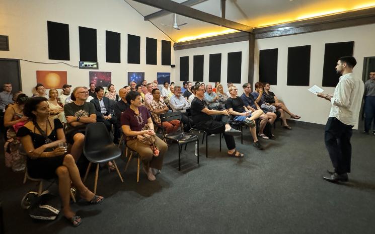Vue de la salle de projection de l'Alliance francaise de Chiang Mai lors de la presentation du fil Rien a foutre en presence des realisateurs