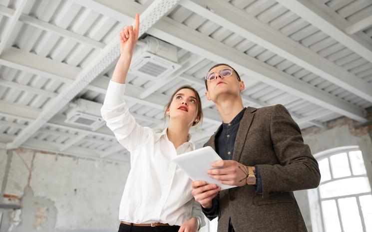 Une femme presente un bien immobilier a un homme