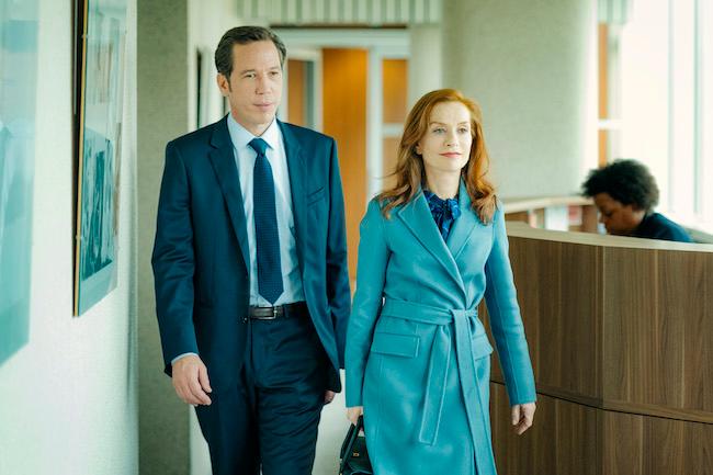 Les deux acteurs marchent côte à côte