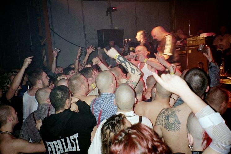 Foule compacte devant une scène punk