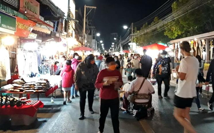Marche du dimanche a Chiang Mai