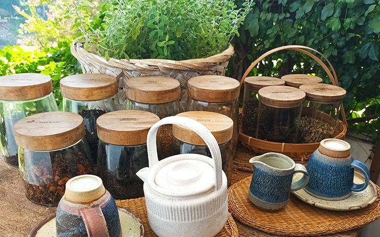 Un service a the artisanal dans l'hotel Raya Heritage de Chiang Mai