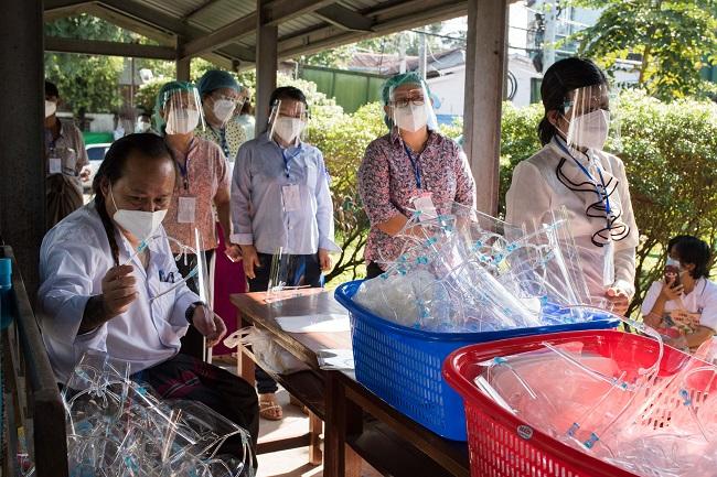 Des Birmans faisant la queue pour voter