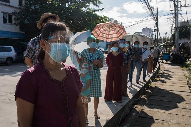 Des Birmans faisant la queue pour voter