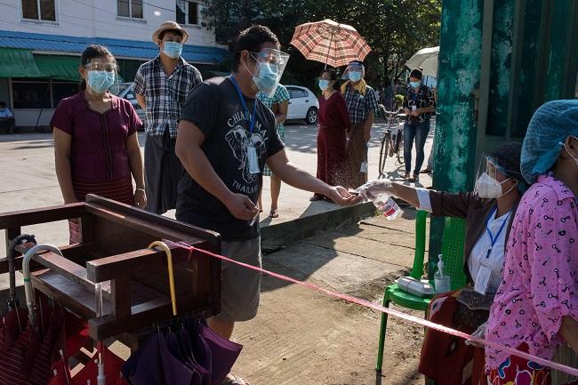 Des Birmans faisant la queue pour voter