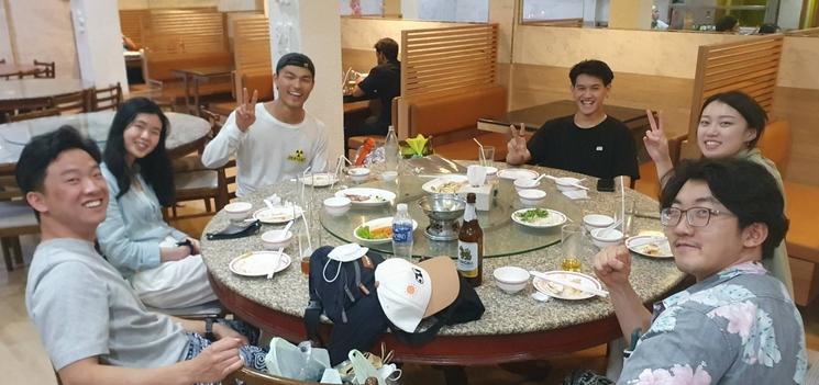 Des clients venus apres la visite de Macron dans un restaurant de Chinatown a Bangkok