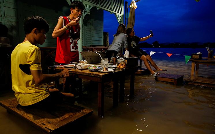 Restaurant les pieds dans l'eau a Nonthaburi durant les inondations