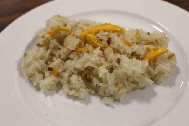 Riz gluant à la crème de coco et aux arilles de jaque émincés