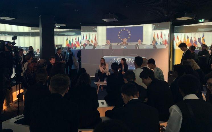 Roberta Metsola en discussion avec les lycéens à Europa Experience