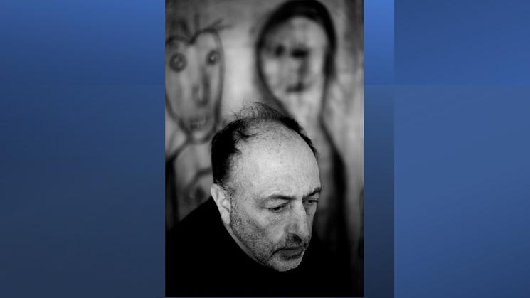 photographie de Roger Ballen avec une oeuvre en fond