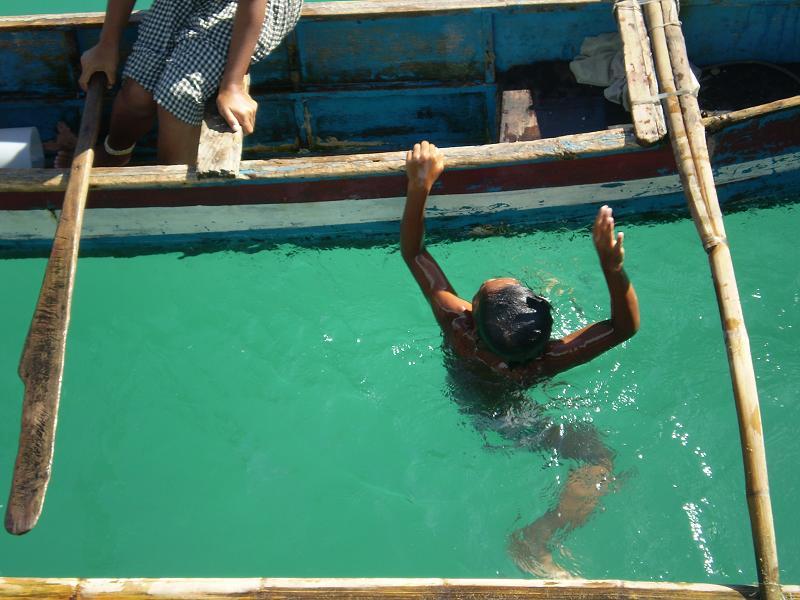 enfant bajau en plongée