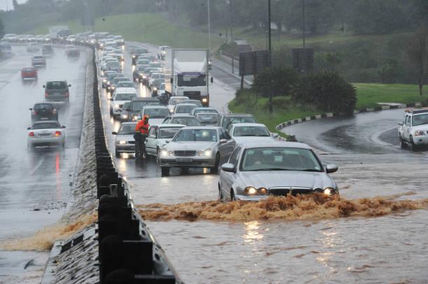 voitures sur route innondée