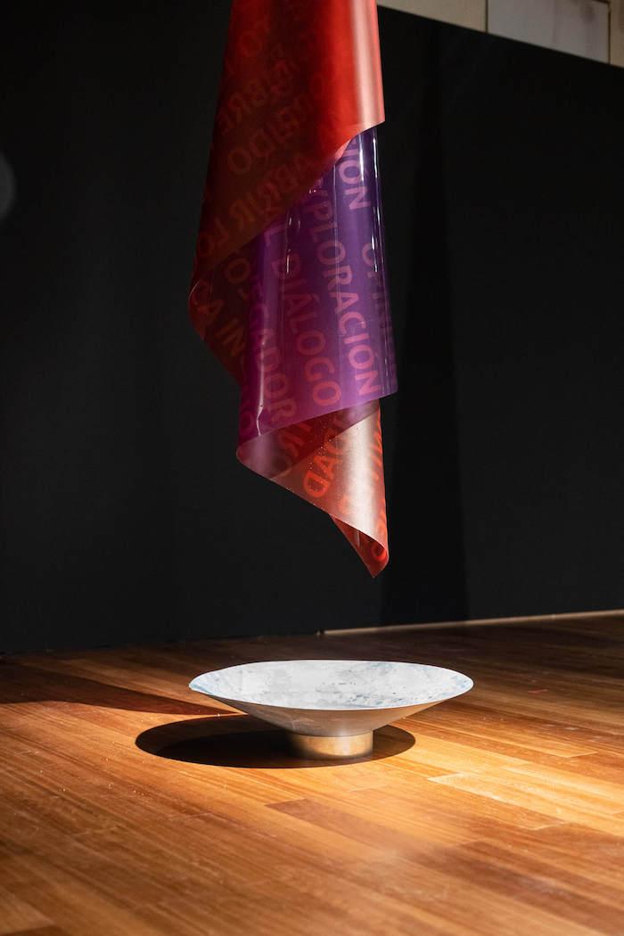 un drapeau suspendu à l'envers à l'expo Ruben Tortora Via Liquida au CCCC