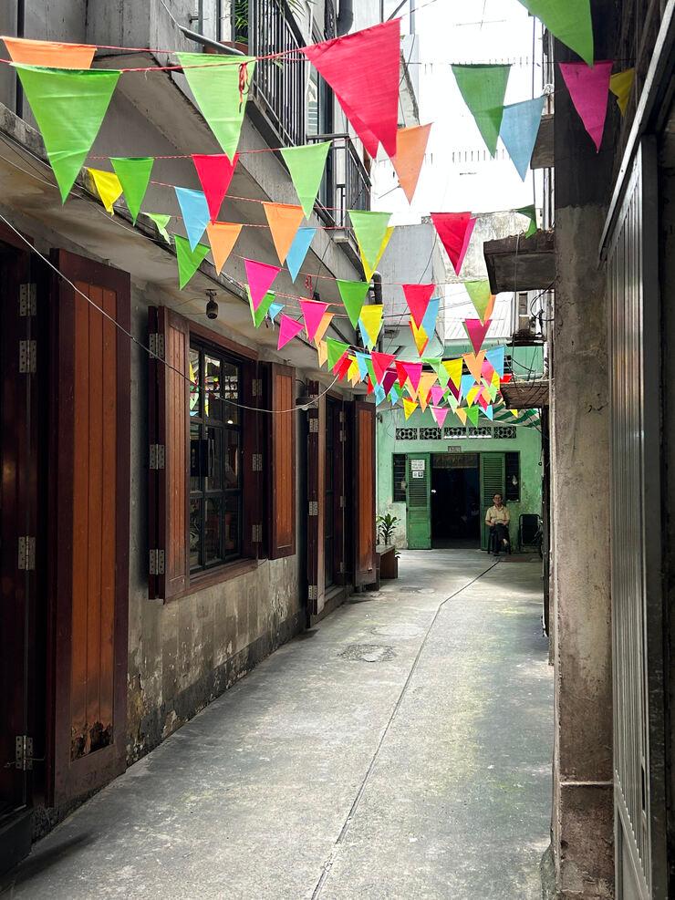Une ruelle étroite menant à un restaurant de phở dans l’ancien 1er arrondissement de la ville.