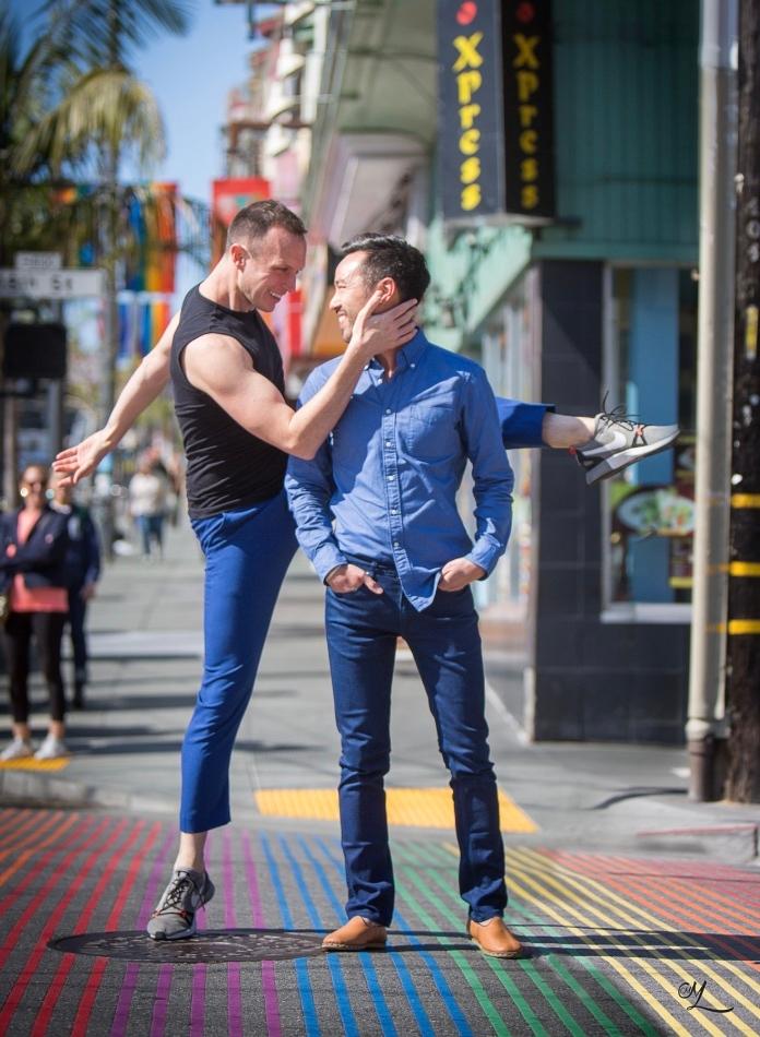 Un couple de danseurs gays dans castro