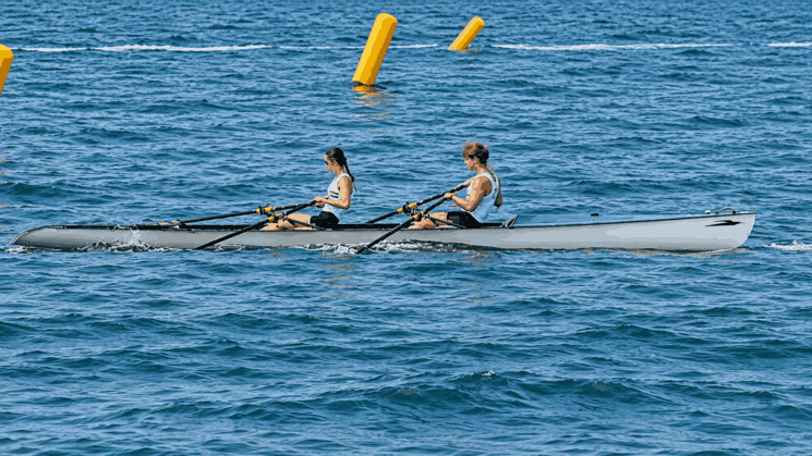Des athlètes engagés en aviron de plage naviguent au large de Saly pendant les Jeux olympiques de la jeunesse Dakar 2026.