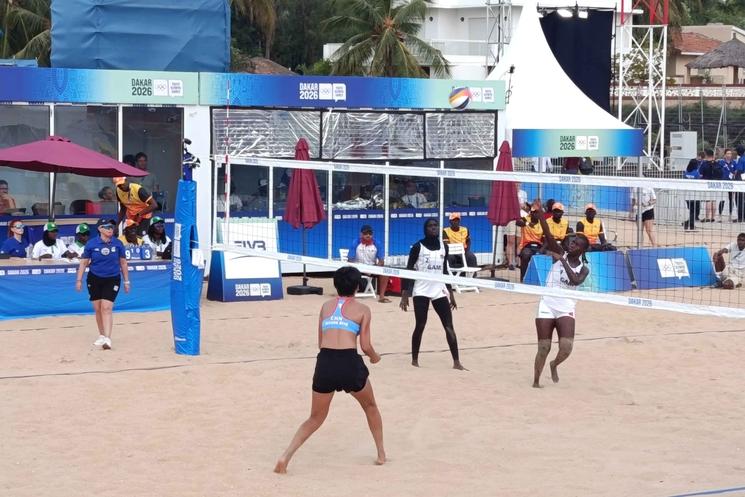 Une rencontre du tournoi féminin de beach-volley disputée à Saly lors des premières épreuves des JOJ Dakar 2026.